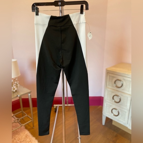 Black and white workout legging pants small NWT New - Picture 4 of 11